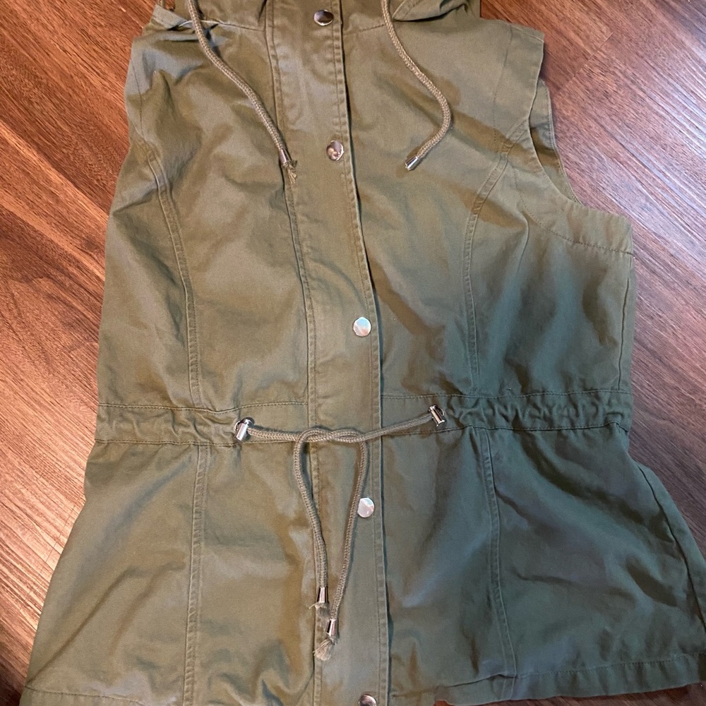 Zippered hooded Vest. Olive green.